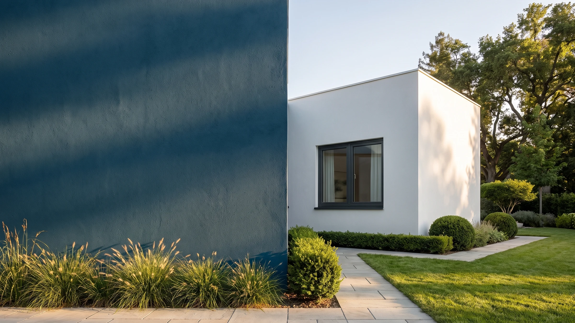 Haus mit BUDVAR Ecofutural Monoblock-Fenster an der Markenwand — Außenansicht