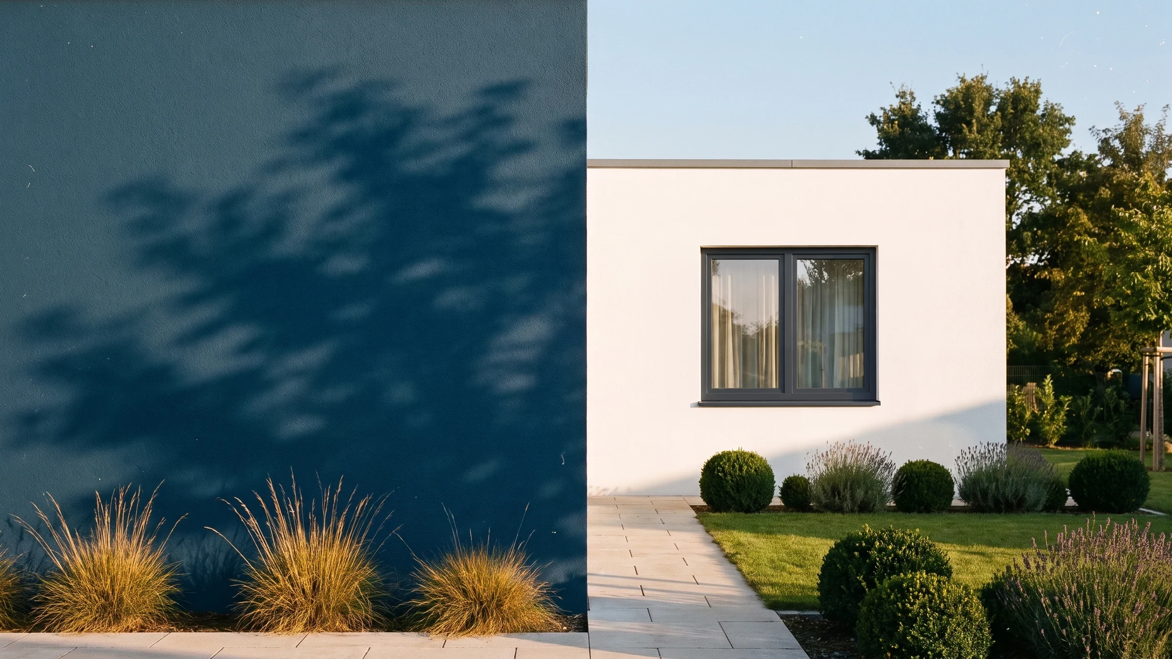 Haus mit BUDVAR Ecofutural Reno-Fenster an der Markenwand – Außenansicht