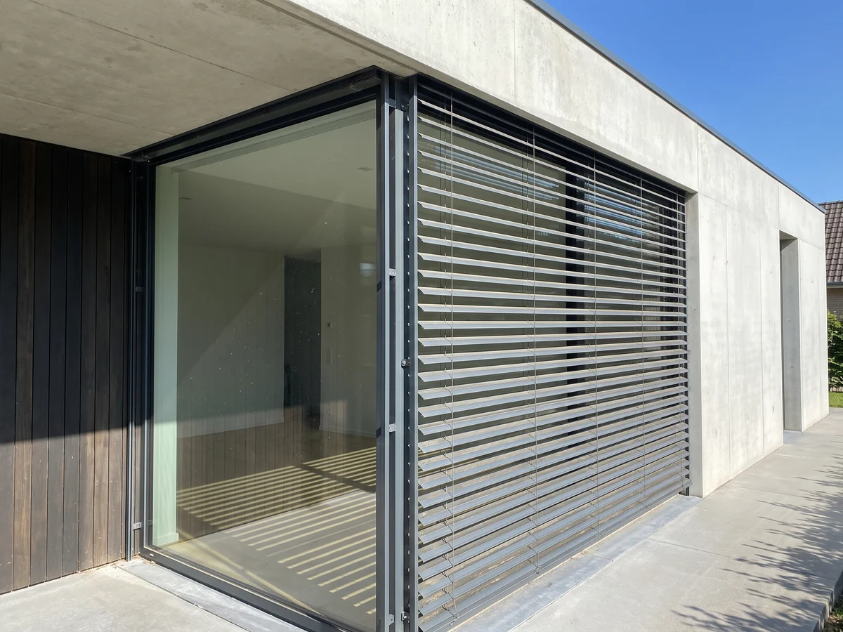 Außenjalousien mit Aluminiumlamellen an einem modernen Fenster