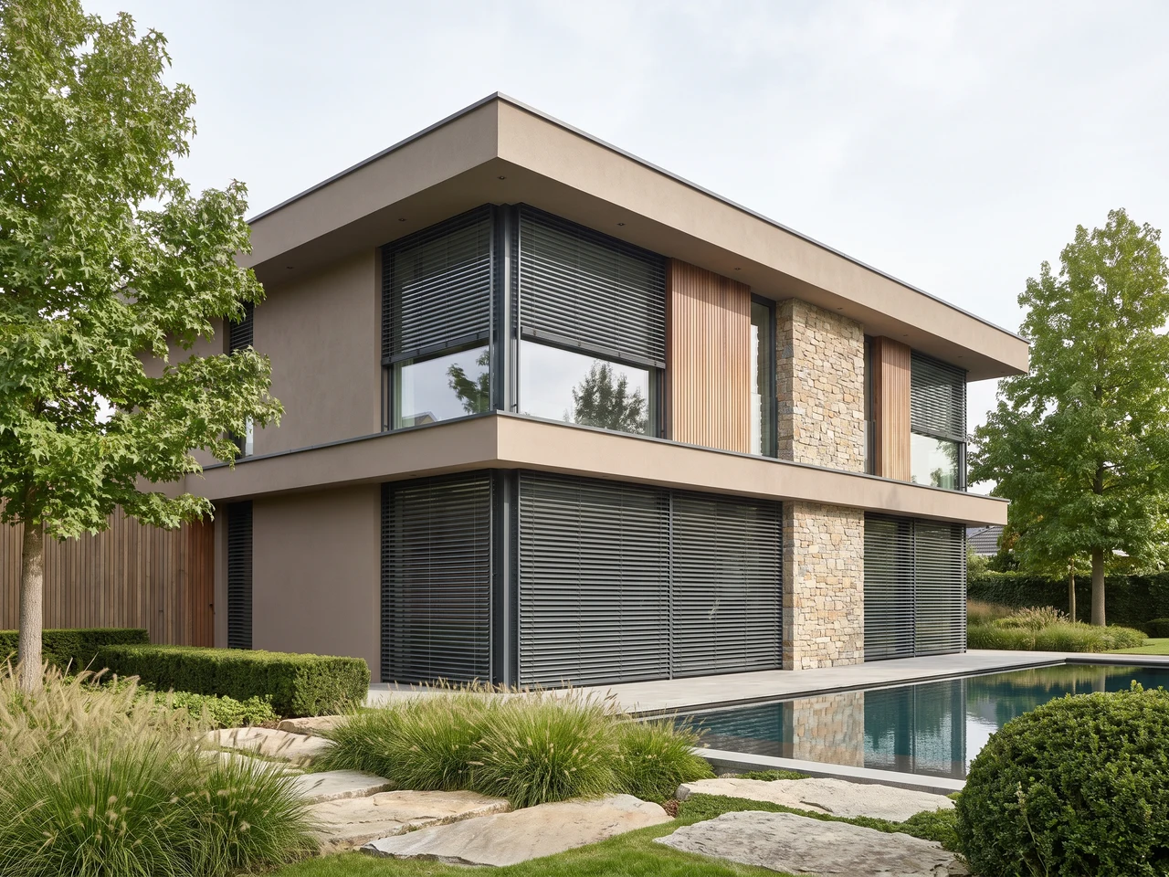 Moderne Villa mit Fassadenjalousien als architektonischer Akzent
