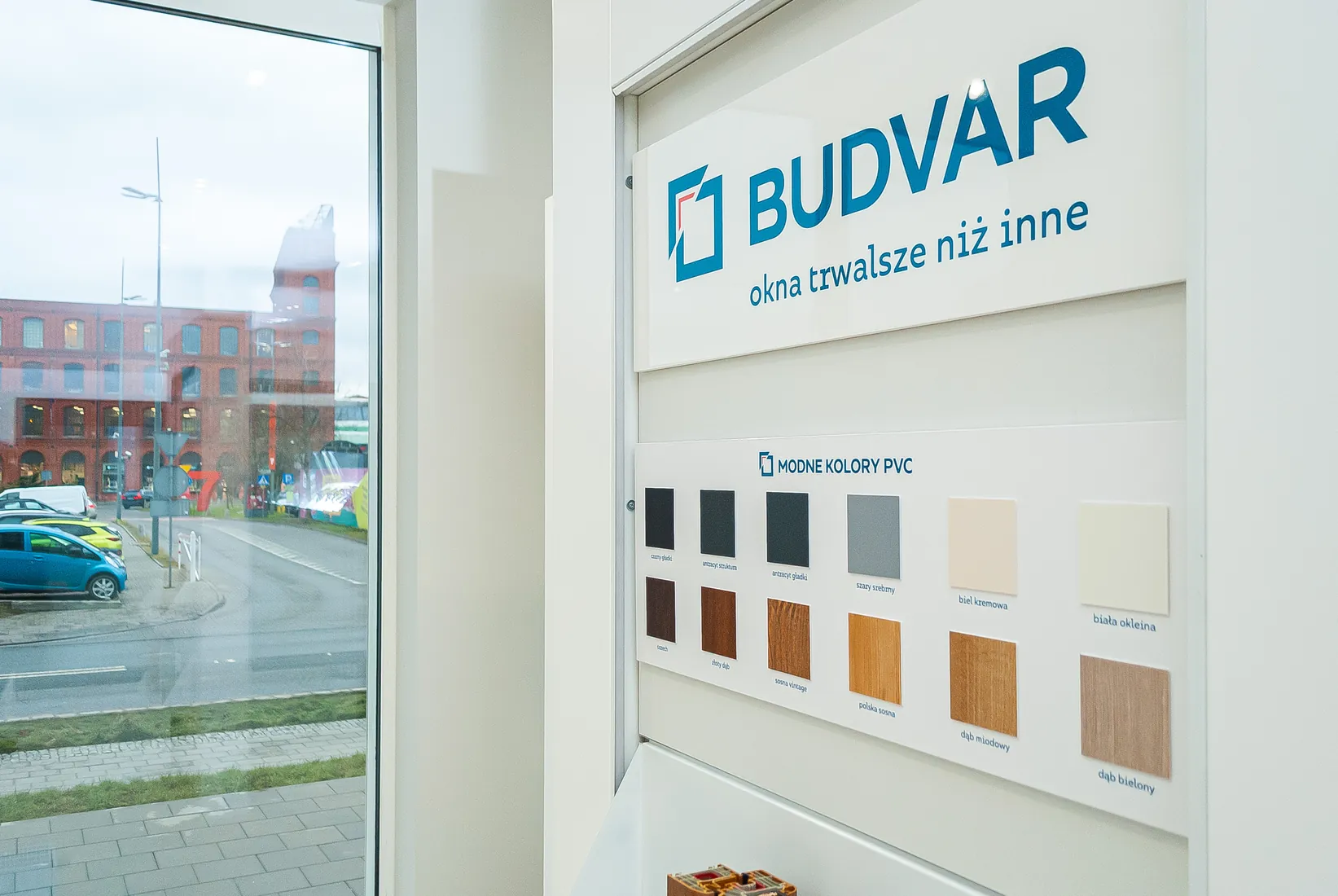 Farbmuster am Schaufenster — Salon Budvar Łódź