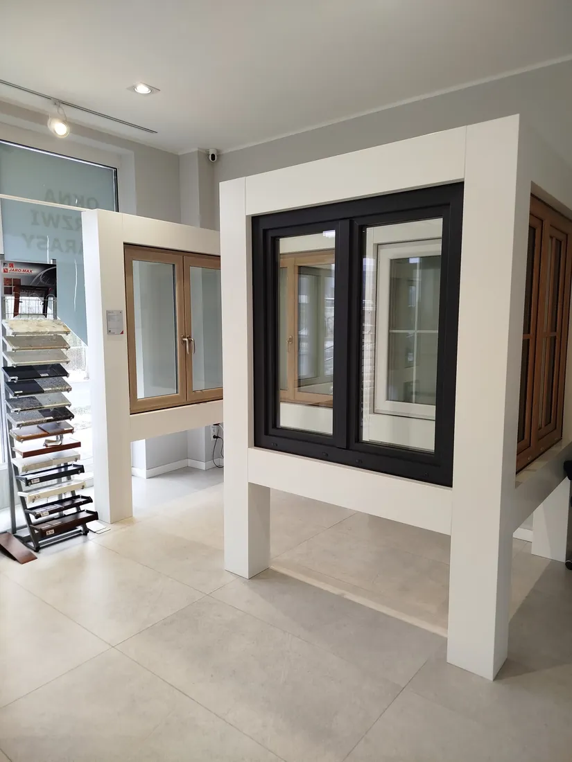 Fenster in verschiedenen Farben und Dekoren — Salon Budvar Łódź