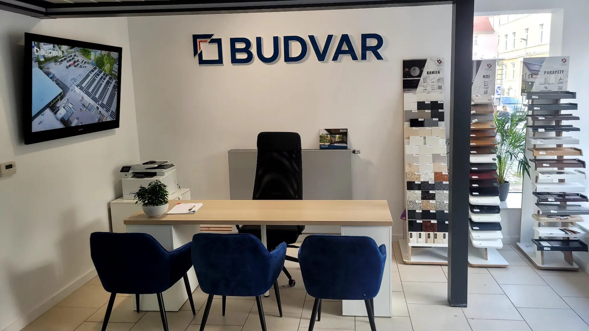 Beraterplatz und Musterständer — Salon BUDVAR Opole