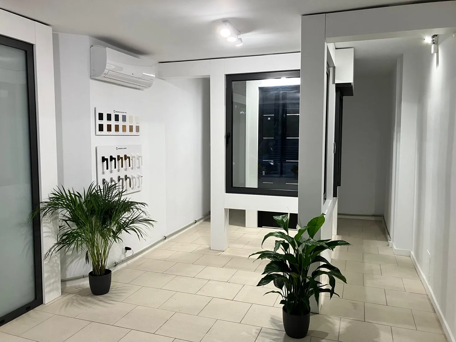 Fensterausstellung und Griffmuster — Salon BUDVAR Opole