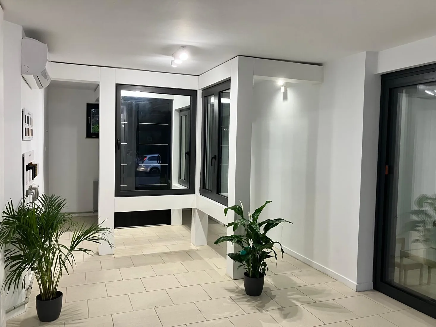 Fenster in der Ecke und Terrassentür — Salon BUDVAR Opole