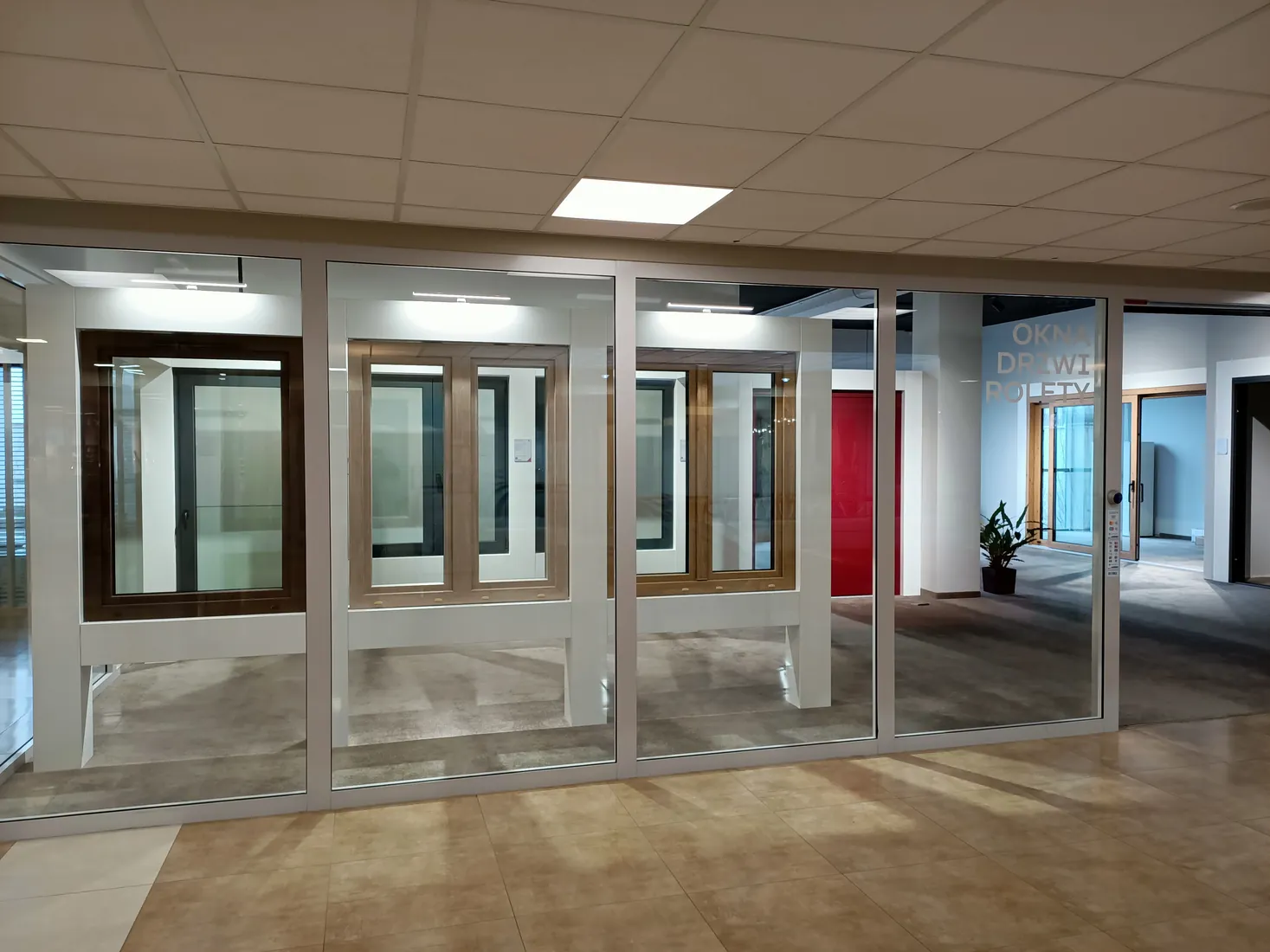 Fenster in der Ausstellung am Eingang — Salon BUDVAR Poznań – Galeria Arkada