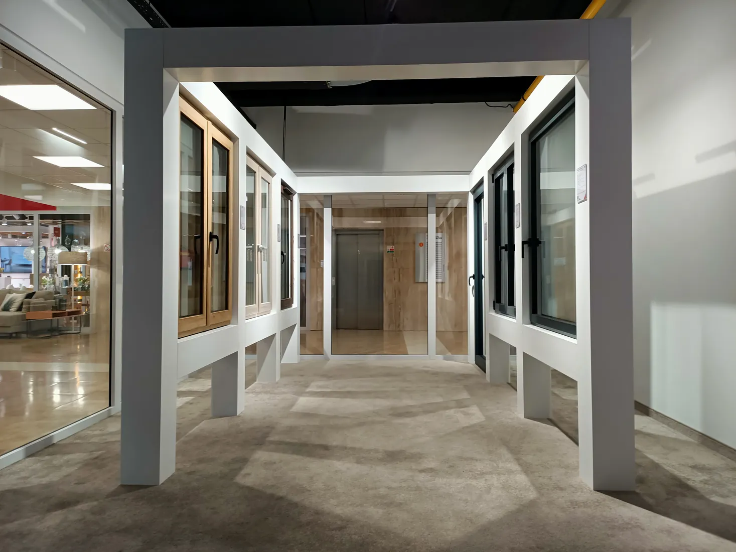 Fenster in einer Reihe — Salon BUDVAR Poznań – Galeria Arkada