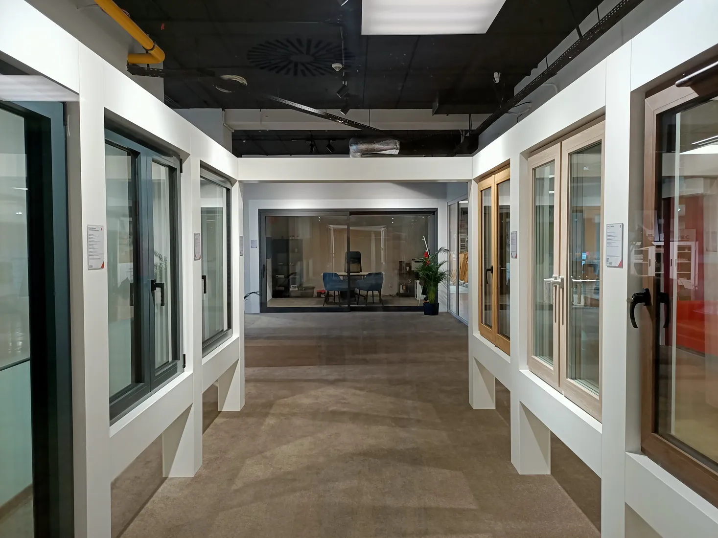 Fensterreihe — Blick in den Showroom — Salon BUDVAR Poznań – Galeria Arkada