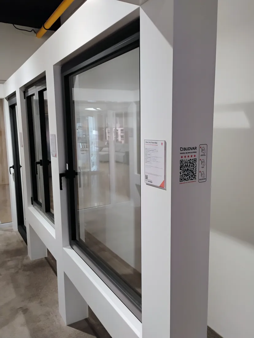 Fenster in Anthrazit aus der Nähe — Salon BUDVAR Poznań – Galeria Arkada