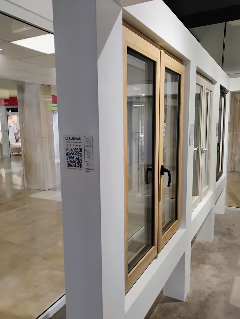 Fenster in Holzdekor aus der Nähe — Salon BUDVAR Poznań – Galeria Arkada