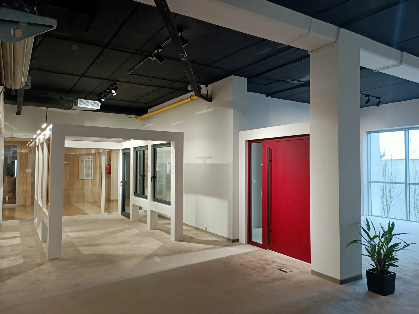 Rote Haustür und die Fensterreihe — Salon BUDVAR Poznań – Galeria Arkada