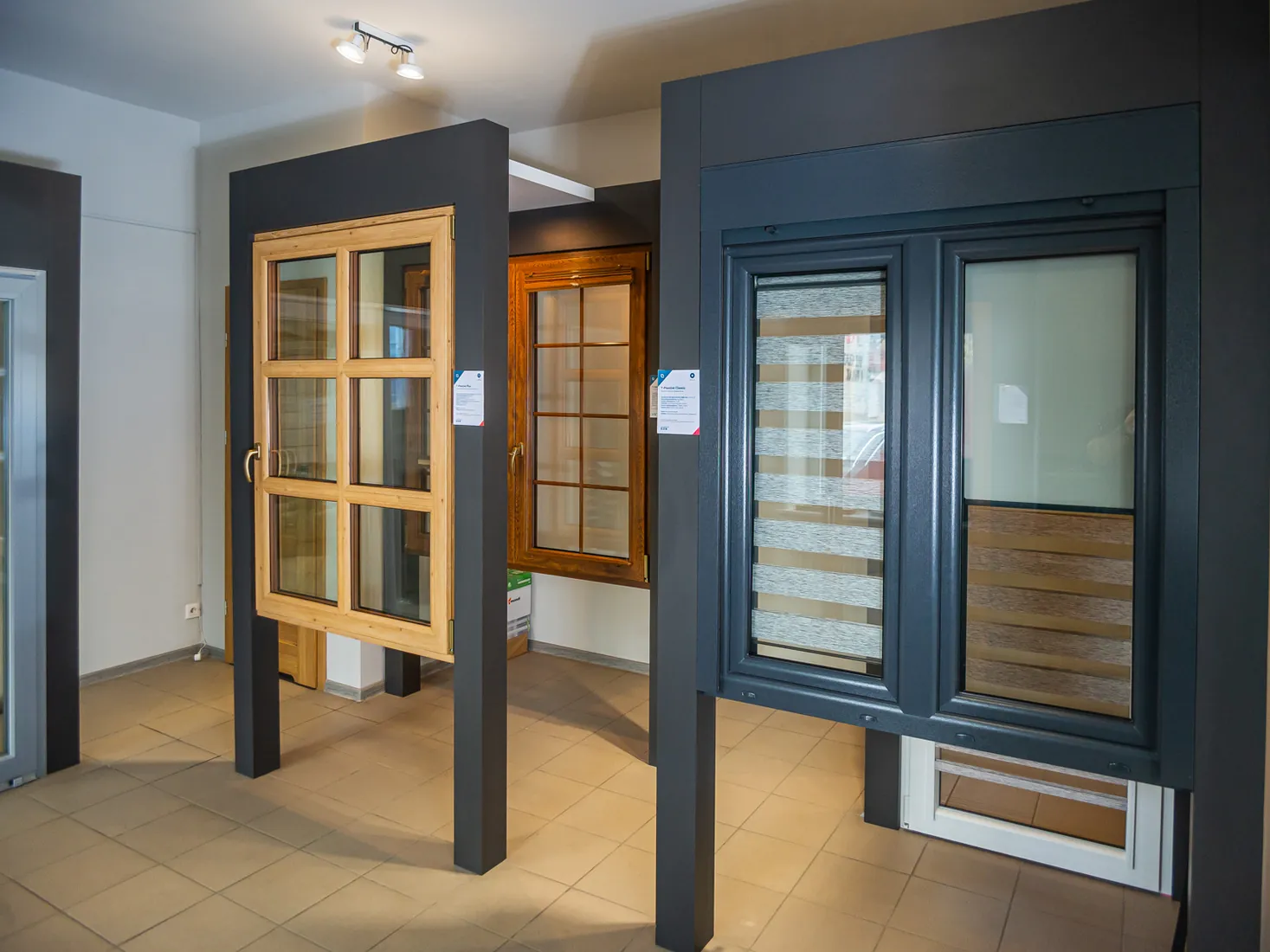 Sprossenfenster und Sonnenschutz — Salon Budvar Sieradz