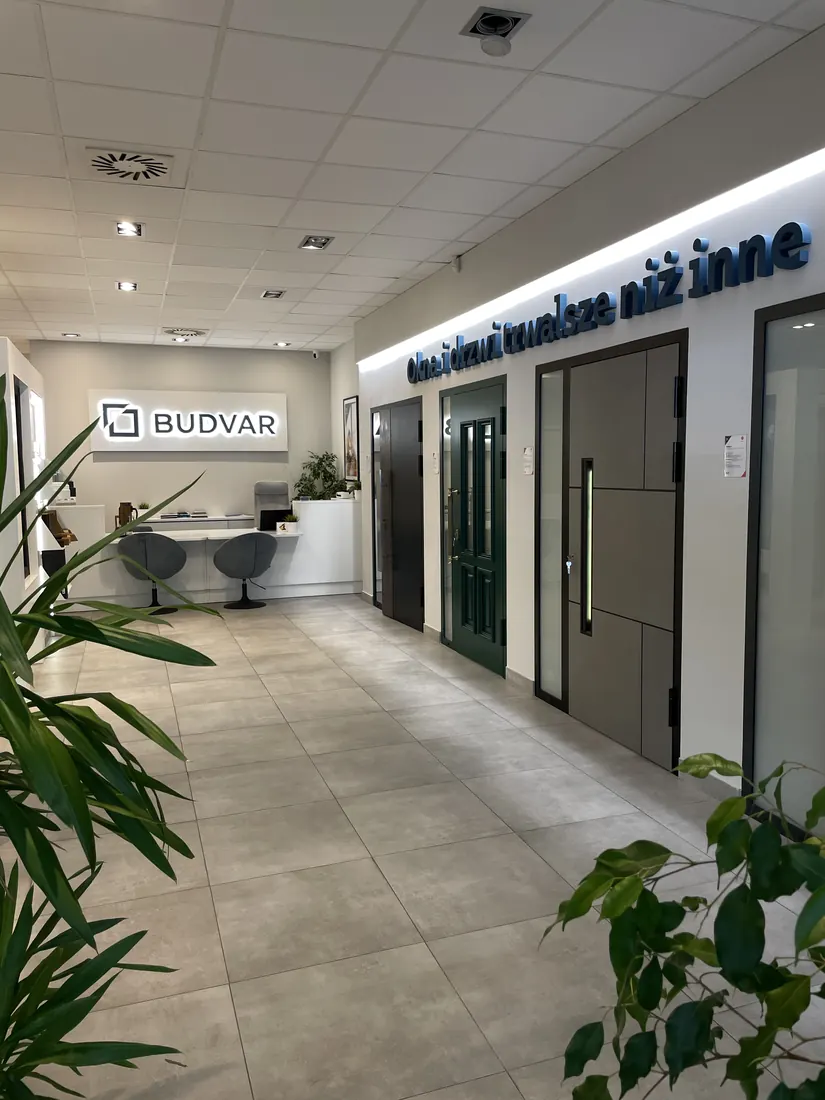 Haustüren in einer Reihe — Salon Budvar Warszawa