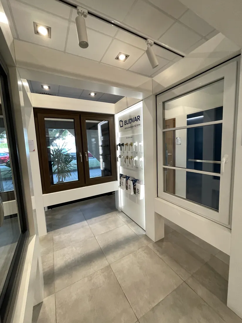Fenster in Holzdekoren und Griffe — Salon Budvar Warszawa