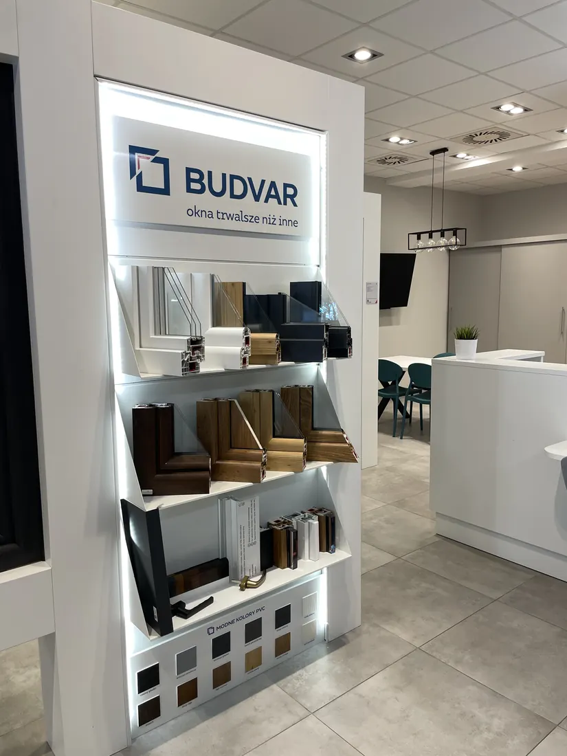 Muster von Profilen, Dekoren und Farben — Salon Budvar Warszawa